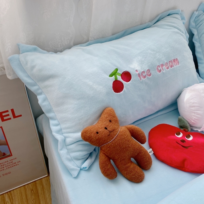 91家纺网 家纺一手货源 找家纺 星期八2020新款230g双面小熊系列牛奶绒四件套 冰激凌熊蓝