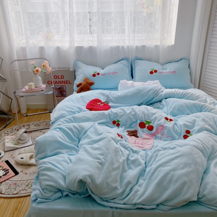 91家纺网 家纺一手货源 找家纺 星期八2020新款230g双面小熊系列牛奶绒四件套 冰激凌熊蓝