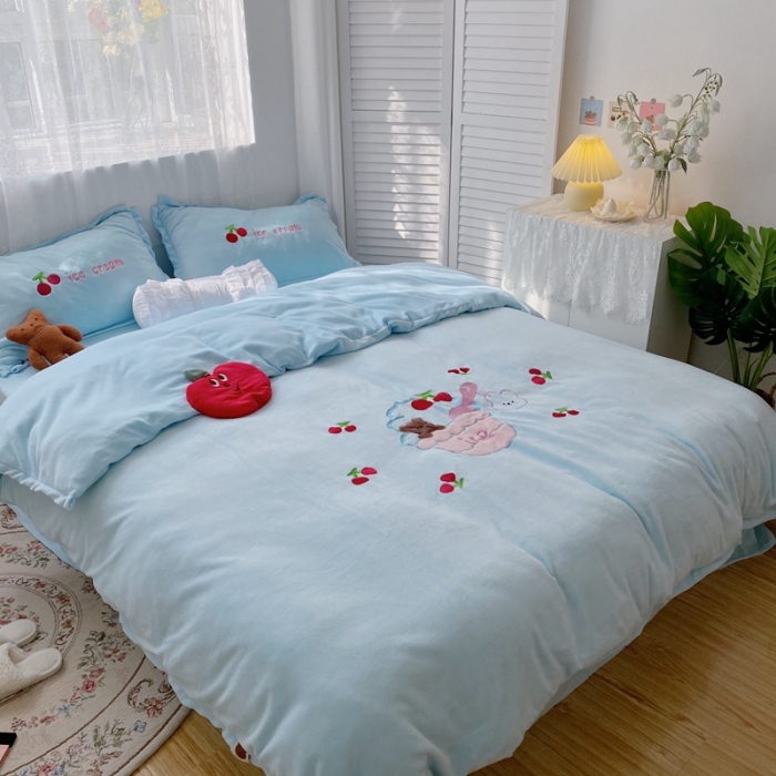 91家纺网 家纺一手货源 找家纺 星期八2020新款230g双面小熊系列牛奶绒四件套 冰激凌熊蓝