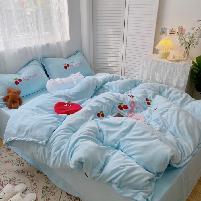 91家纺网 家纺一手货源 找家纺 星期八2020新款230g双面小熊系列牛奶绒四件套 冰激凌熊蓝