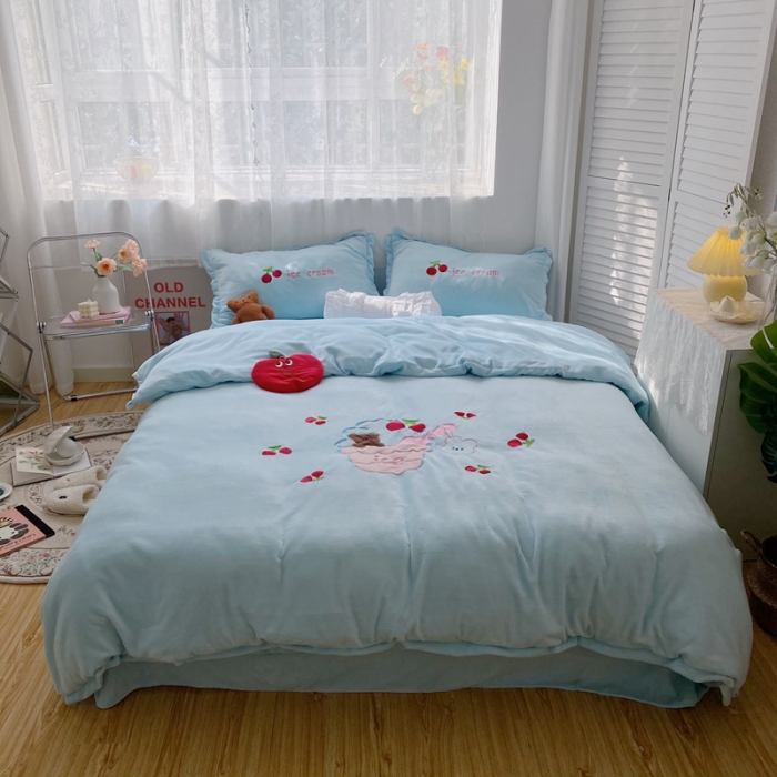 91家纺网 家纺一手货源 找家纺 星期八2020新款230g双面小熊系列牛奶绒四件套 冰激凌熊蓝