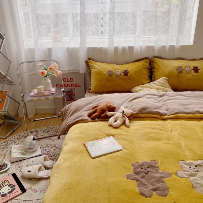 91家纺网 家纺一手货源 找家纺 星期八2020新款230g双面小熊系列牛奶绒四件套 三只熊黄