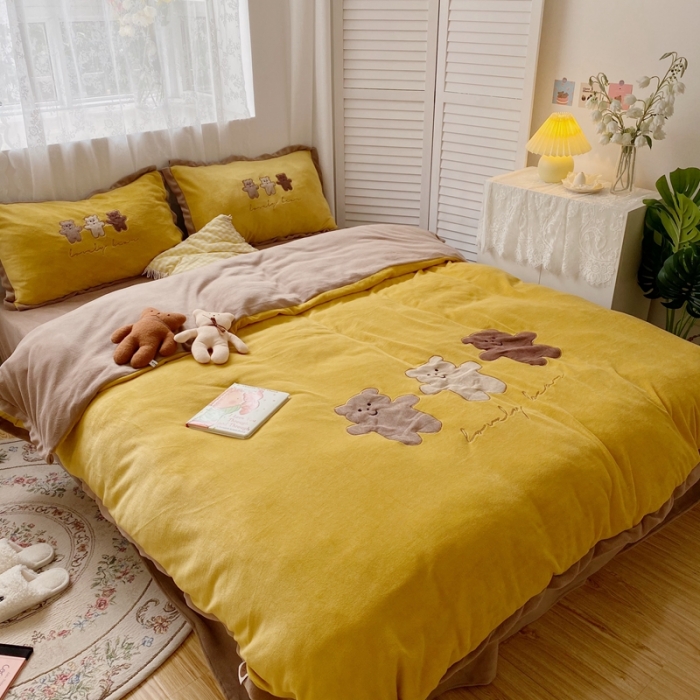 91家纺网 家纺一手货源 找家纺 星期八2020新款230g双面小熊系列牛奶绒四件套 三只熊黄