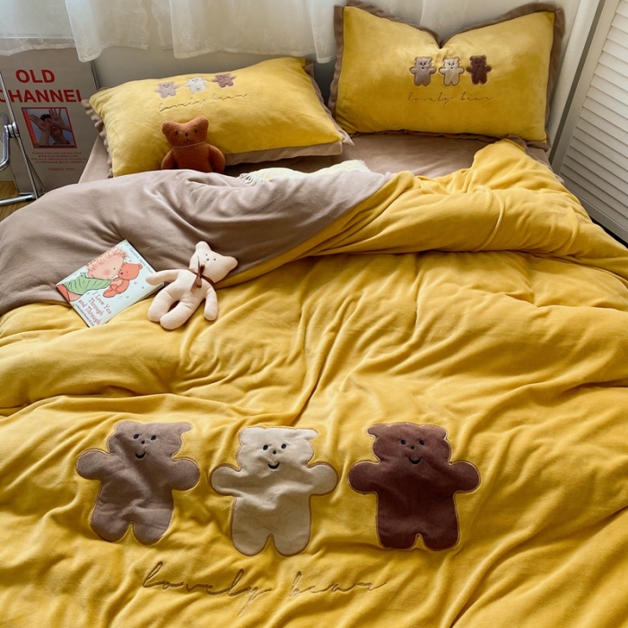 91家纺网 家纺一手货源 找家纺 星期八2020新款230g双面小熊系列牛奶绒四件套 三只熊黄