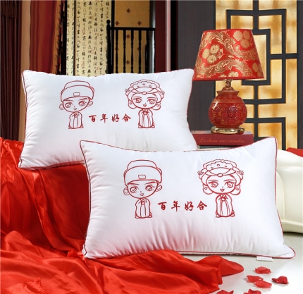 91家纺网 家纺一手货源 找家纺 全棉婚庆羽丝绒枕芯  百年好合护颈枕 亲亲枕芯婚庆羽丝绒枕芯