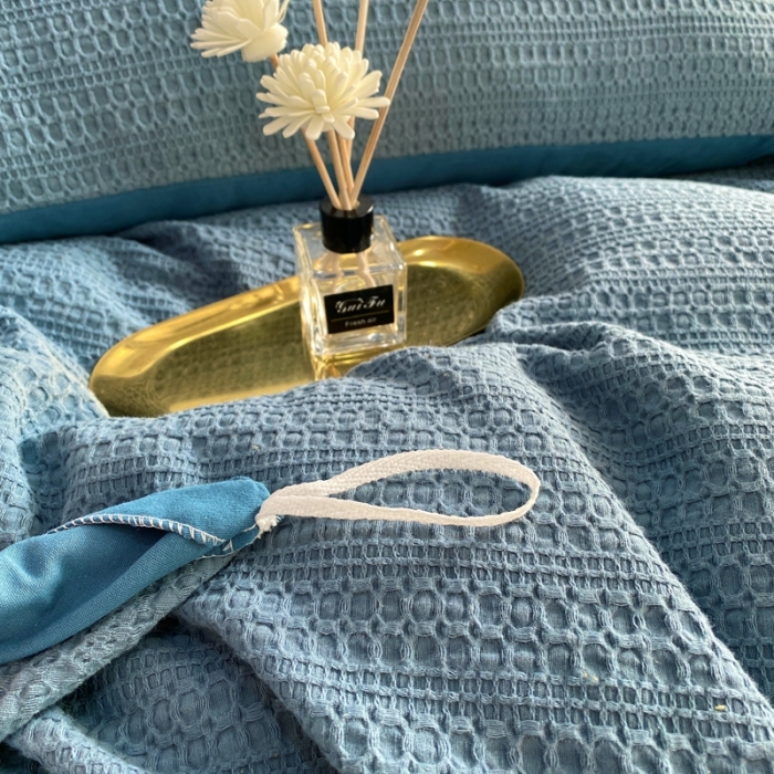 91家纺网 家纺一手货源 找家纺 三沁家居 2023新款华夫格立体提花磨毛保暖四件套 遇见-蓝灰