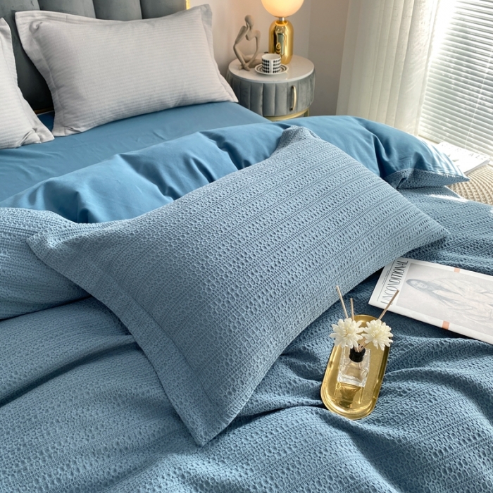 91家纺网 家纺一手货源 找家纺 三沁家居 2023新款华夫格立体提花磨毛保暖四件套 遇见-蓝灰