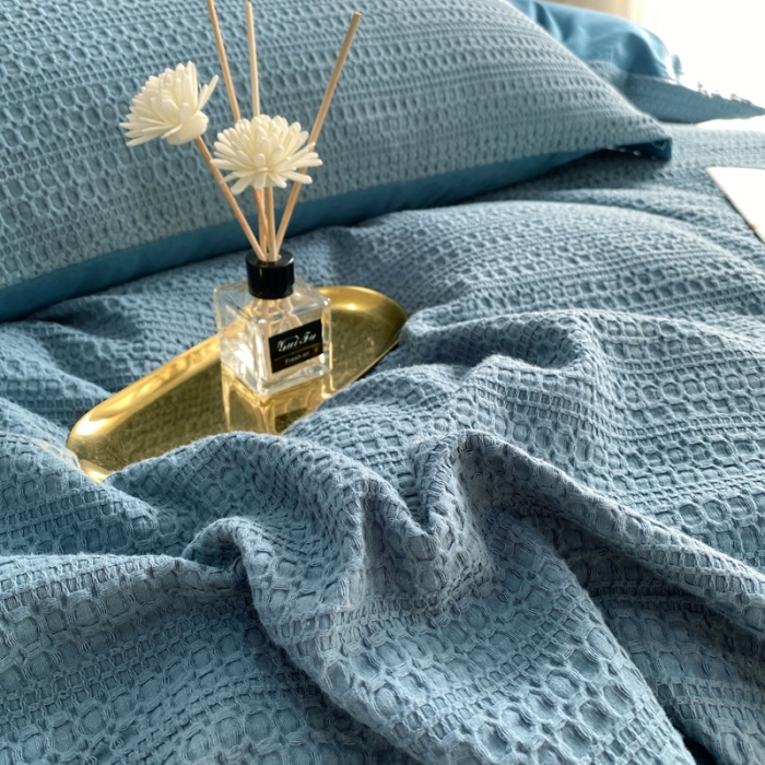 91家纺网 家纺一手货源 找家纺 三沁家居 2023新款华夫格立体提花磨毛保暖四件套 遇见-蓝灰