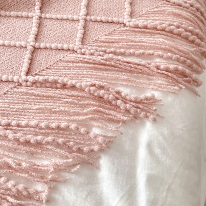 91家纺网 家纺一手货源 找家纺 朴尔针织流苏搭毯搭巾盖毯沙发巾床尾毯床尾旗酒店毯毛毯 嫩粉色