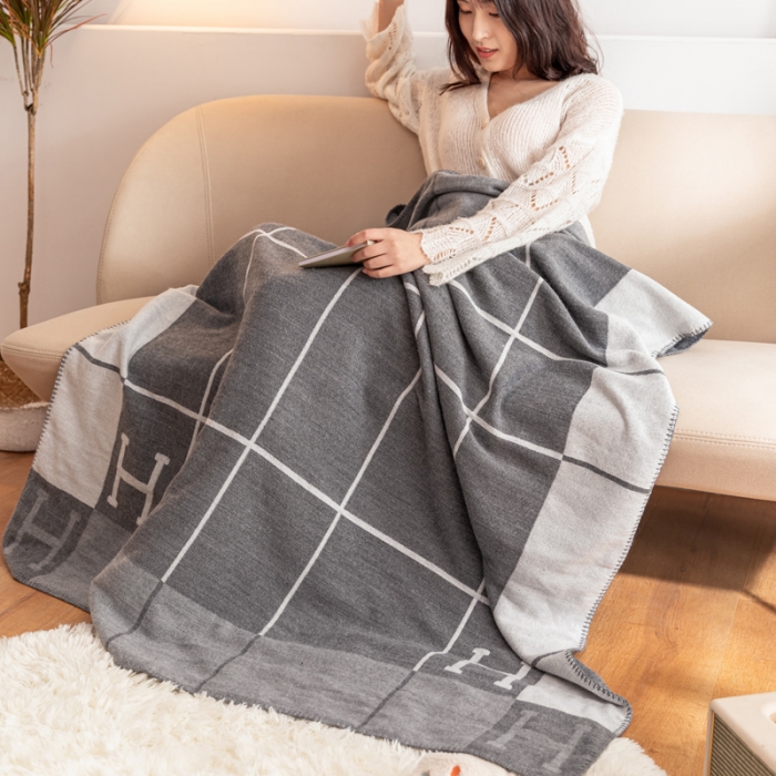 91家纺网 家纺一手货源 找家纺 朴尔国际披肩流苏针织毯夏被午睡盖毯休闲毯小毯子 深沉灰