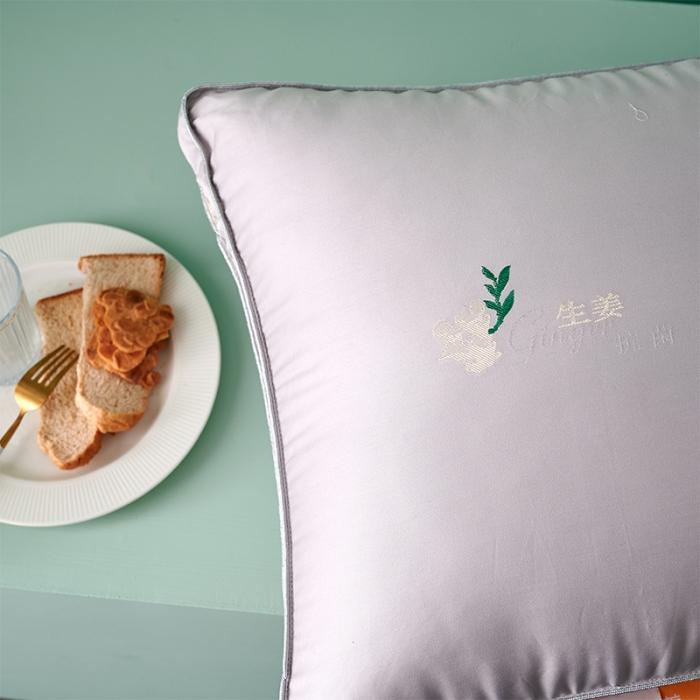 91家纺网 家纺一手货源 找家纺 赛格时代家居  生姜暖绒绣花立体羽丝绒枕