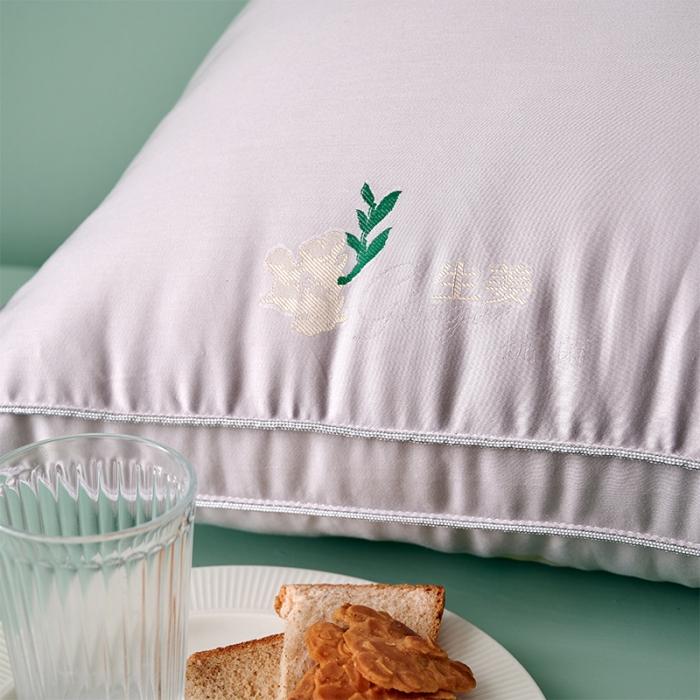 91家纺网 家纺一手货源 找家纺 赛格时代家居  生姜暖绒绣花立体羽丝绒枕