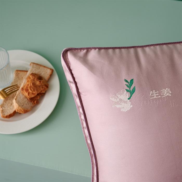 91家纺网 家纺一手货源 找家纺 赛格时代家居  生姜暖绒绣花立体羽丝绒枕