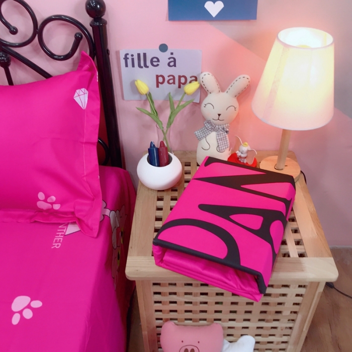 91家纺网 家纺一手货源 找家纺 金爱家 2021新款13070卡通全棉四件套 玫红豹