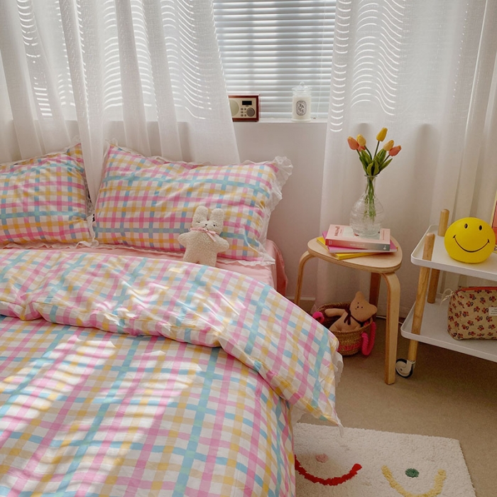 91家纺网 家纺一手货源 找家纺 艾沁 2021新款纯棉彩色条格刺绣花边系列四件套 彩虹格