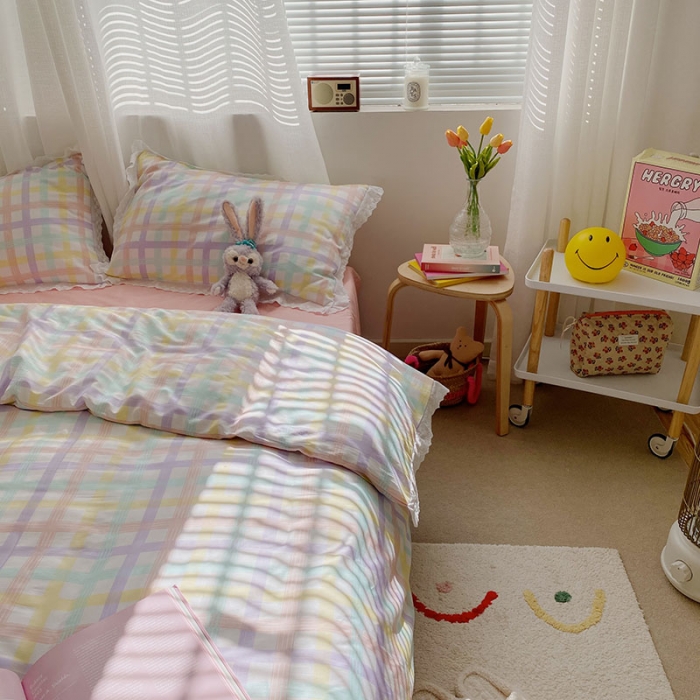 91家纺网 家纺一手货源 找家纺 艾沁 2021新款纯棉彩色条格刺绣花边系列四件套 马卡龙