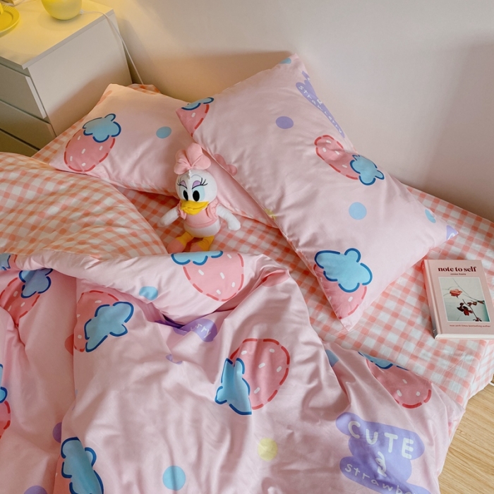 91家纺网 家纺一手货源 找家纺 星期八 2021新款13372你好春天系列四件套 cute草莓