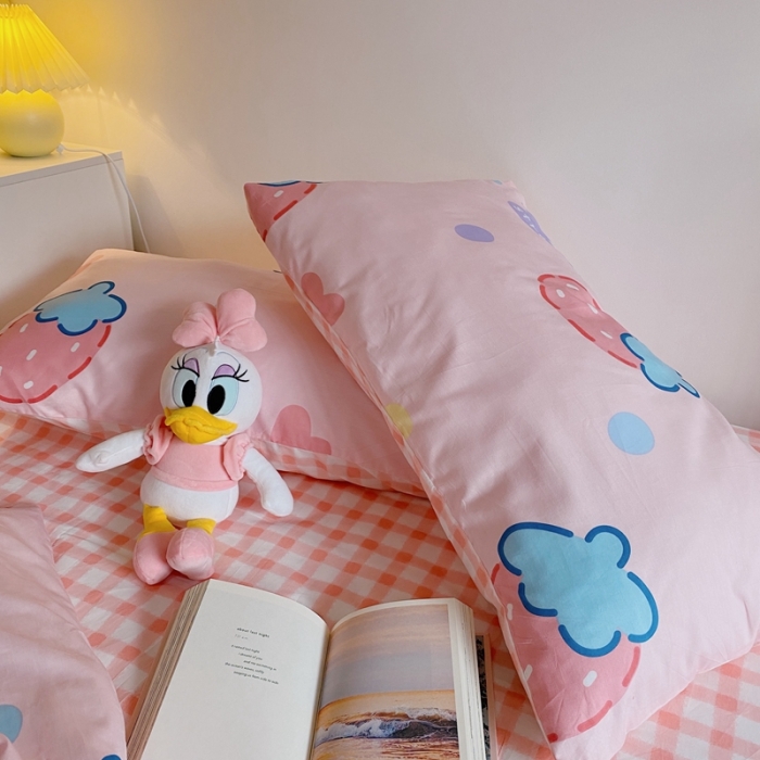 91家纺网 家纺一手货源 找家纺 星期八 2021新款13372你好春天系列四件套 cute草莓