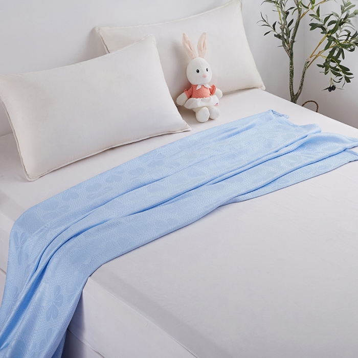 91家纺网 家纺一手货源 找家纺 （总）首爱家纺 2025新款经典款六叶草竹纤维盖毯