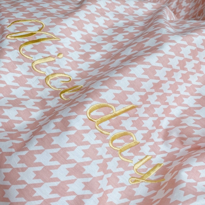 91家纺网 家纺一手货源 找家纺 星期八 2021新款13372千鸟格刺绣四件套 千鸟格粉