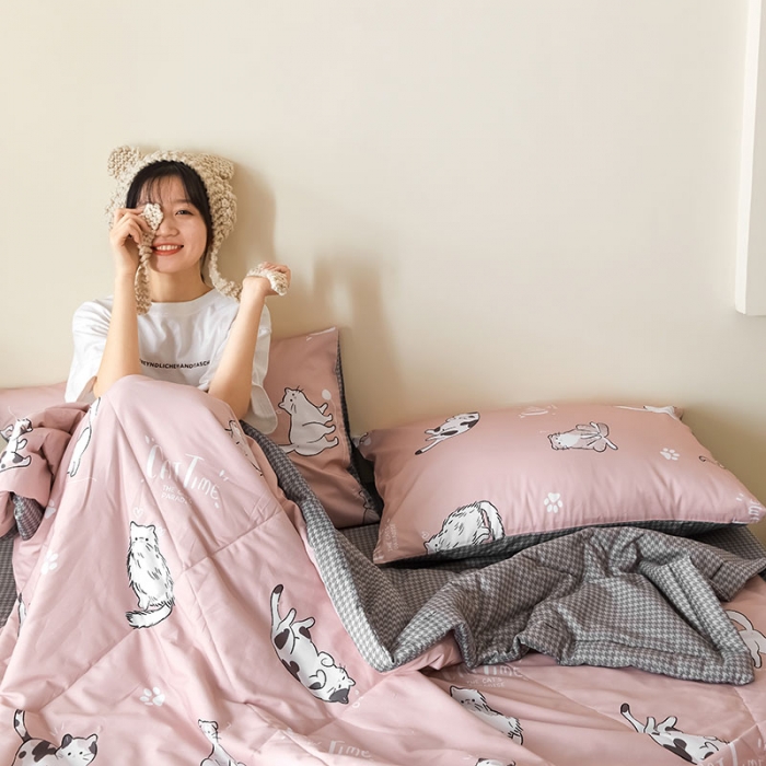 91家纺网 家纺一手货源 找家纺 莱福仕家纺 2022新款全棉喷气夏被四件套系列 猫咪宝贝