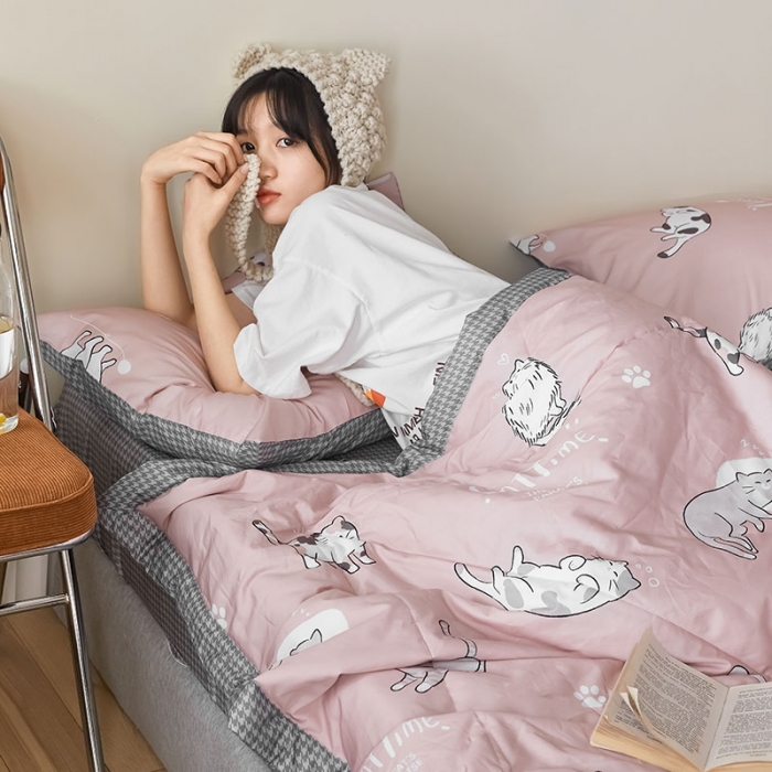 91家纺网 家纺一手货源 找家纺 莱福仕家纺 2022新款全棉喷气夏被四件套系列 猫咪宝贝