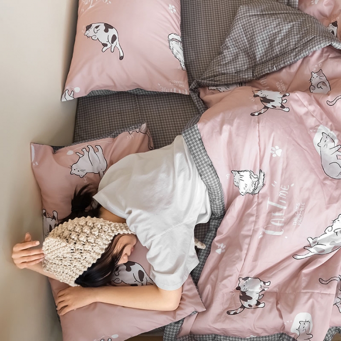 91家纺网 家纺一手货源 找家纺 莱福仕家纺 2022新款全棉喷气夏被四件套系列 猫咪宝贝