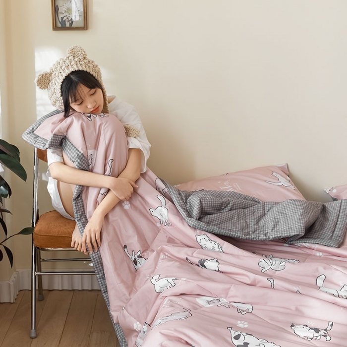 91家纺网 家纺一手货源 找家纺 莱福仕家纺 2022新款全棉喷气夏被四件套系列 猫咪宝贝