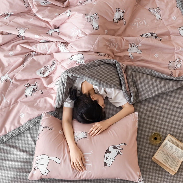 91家纺网 家纺一手货源 找家纺 莱福仕家纺 2022新款全棉喷气夏被四件套系列 猫咪宝贝