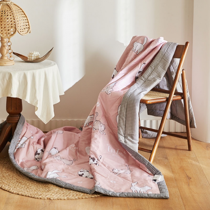 91家纺网 家纺一手货源 找家纺 莱福仕家纺 2022新款全棉喷气夏被四件套系列 猫咪宝贝