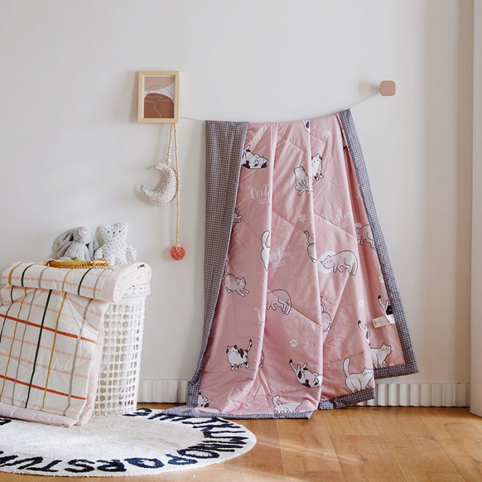 91家纺网 家纺一手货源 找家纺 莱福仕家纺 2022新款全棉喷气夏被四件套系列 猫咪宝贝