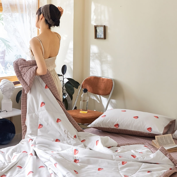 91家纺网 家纺一手货源 找家纺 莱福仕家纺 2022新款全棉喷气夏被四件套系列 夏日草莓白