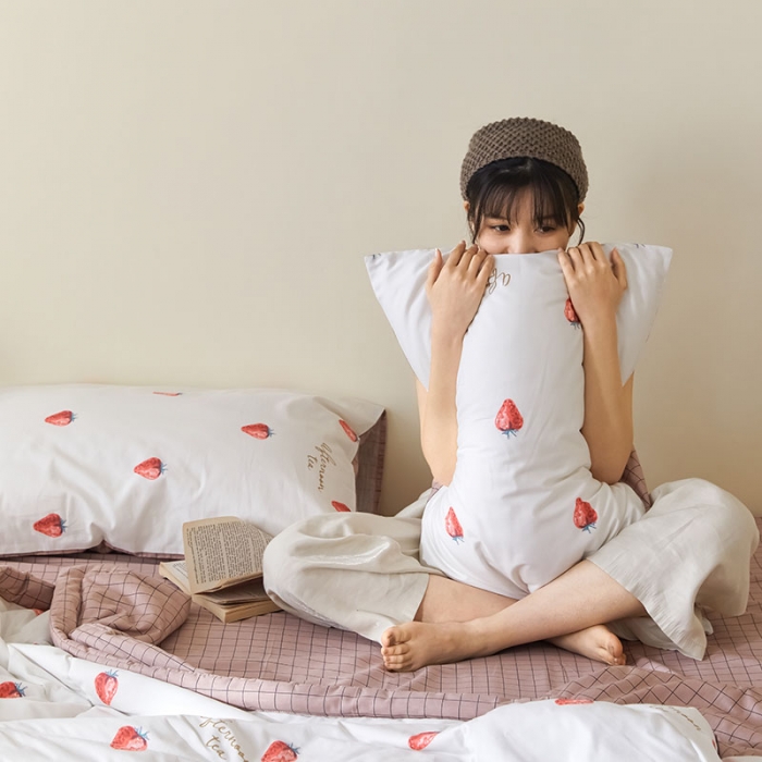 91家纺网 家纺一手货源 找家纺 莱福仕家纺 2022新款全棉喷气夏被四件套系列 夏日草莓白