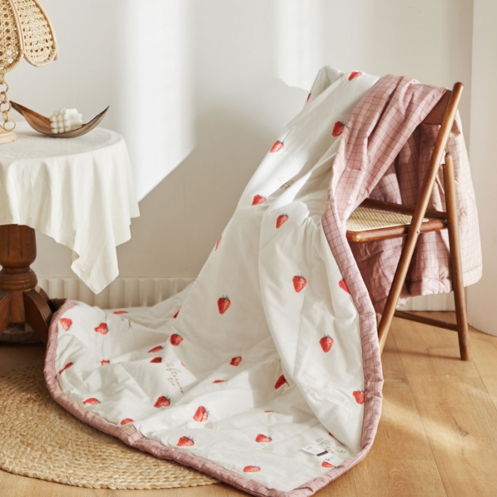 91家纺网 家纺一手货源 找家纺 莱福仕家纺 2022新款全棉喷气夏被四件套系列 夏日草莓白