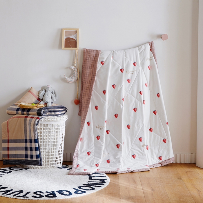 91家纺网 家纺一手货源 找家纺 莱福仕家纺 2022新款全棉喷气夏被四件套系列 夏日草莓白