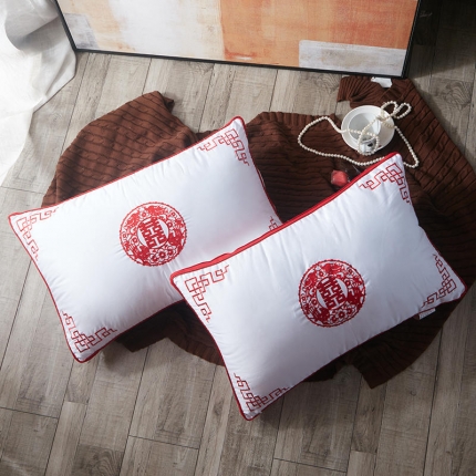 91家纺网 家纺一手货源 找家纺 全棉婚庆大红羽丝绒枕芯  喜庆百年好合羽丝绒枕芯枕头