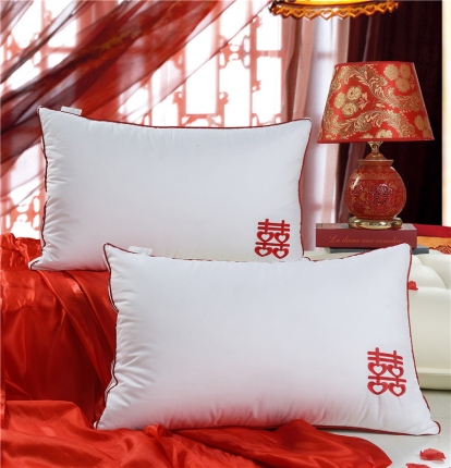 91家纺网 家纺一手货源 找家纺 全棉婚庆大红羽丝绒枕芯  喜庆百年好合羽丝绒枕芯枕头