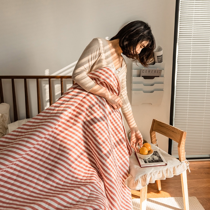 91家纺网 家纺一手货源 找家纺 新款 全棉针织棉夏被 天竺棉夏凉被 豆沙条纹