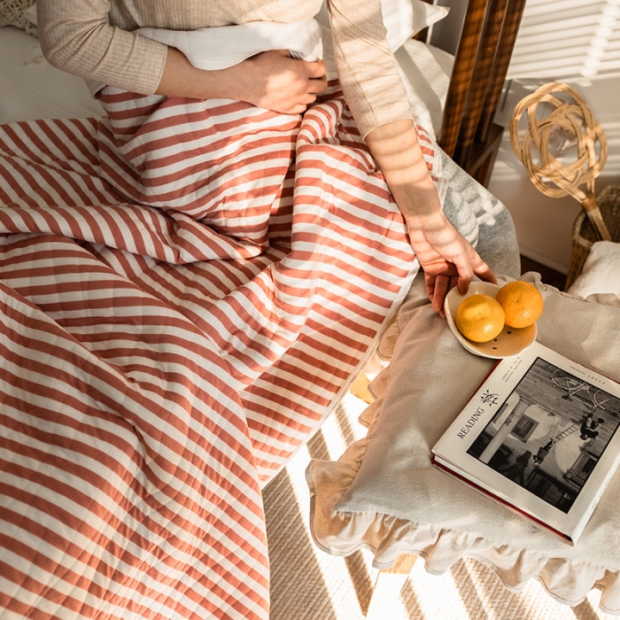 91家纺网 家纺一手货源 找家纺 新款 全棉针织棉夏被 天竺棉夏凉被 豆沙条纹