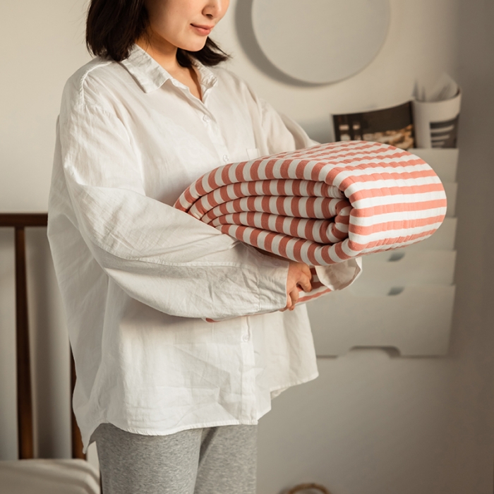 91家纺网 家纺一手货源 找家纺 新款 全棉针织棉夏被 天竺棉夏凉被 豆沙条纹