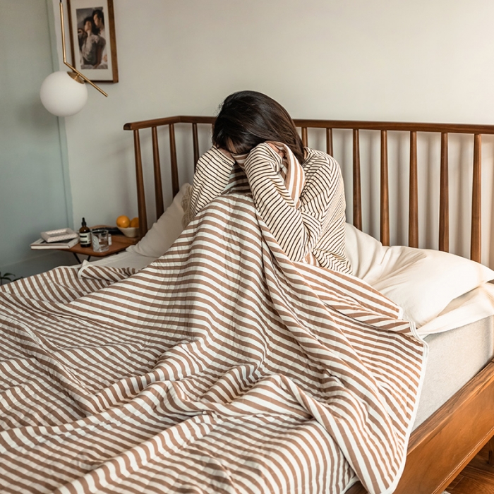 91家纺网 家纺一手货源 找家纺 新款 全棉针织棉夏被 天竺棉夏凉被 深咖条纹