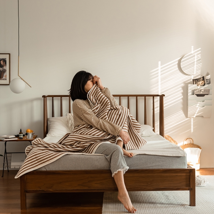 91家纺网 家纺一手货源 找家纺 新款 全棉针织棉夏被 天竺棉夏凉被 深咖条纹