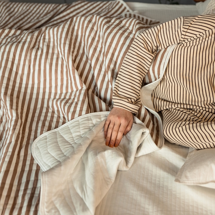 91家纺网 家纺一手货源 找家纺 新款 全棉针织棉夏被 天竺棉夏凉被 深咖条纹