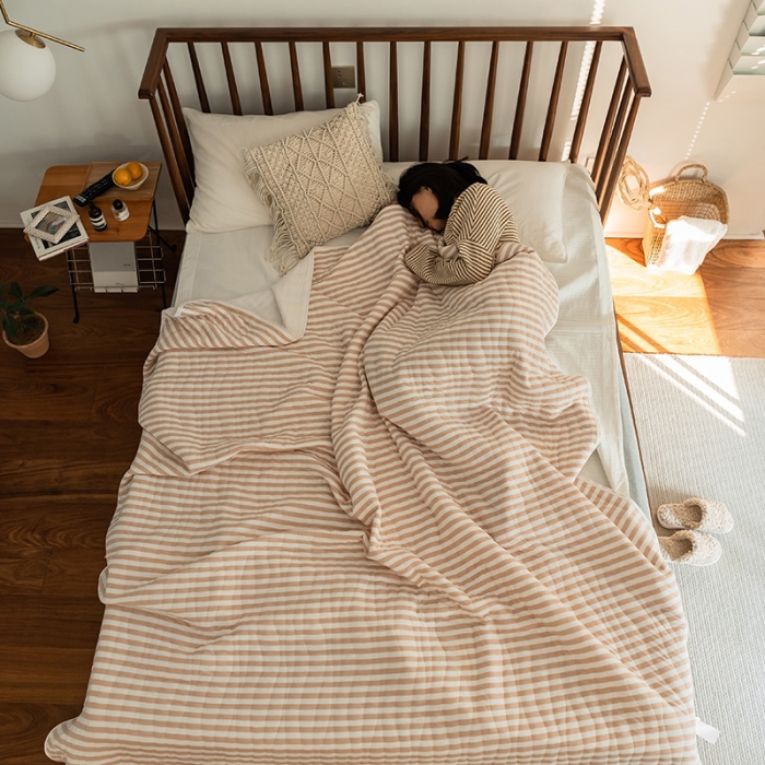 91家纺网 家纺一手货源 找家纺 新款 全棉针织棉夏被 天竺棉夏凉被 浅咖条纹