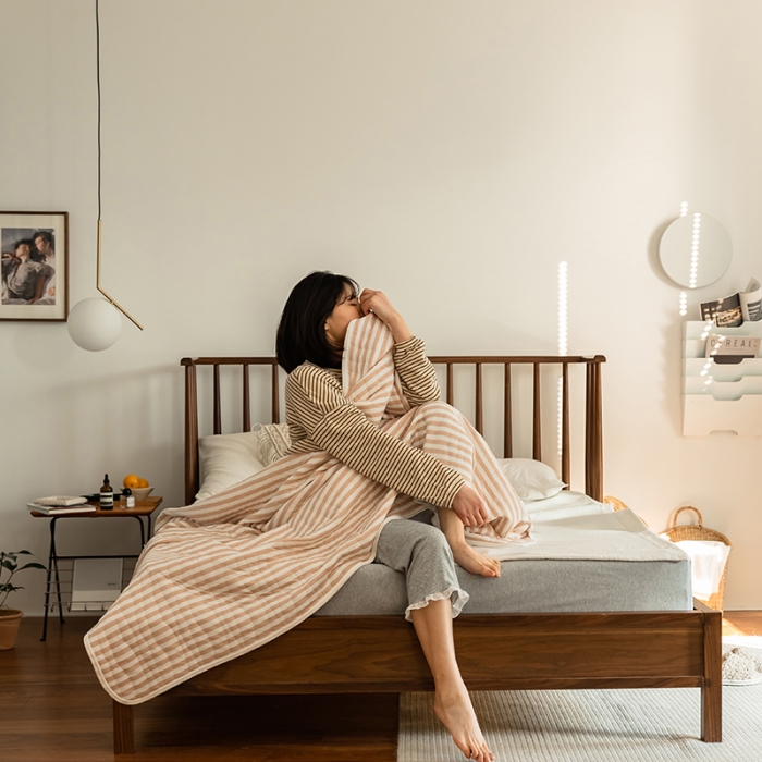 91家纺网 家纺一手货源 找家纺 新款 全棉针织棉夏被 天竺棉夏凉被 浅咖条纹