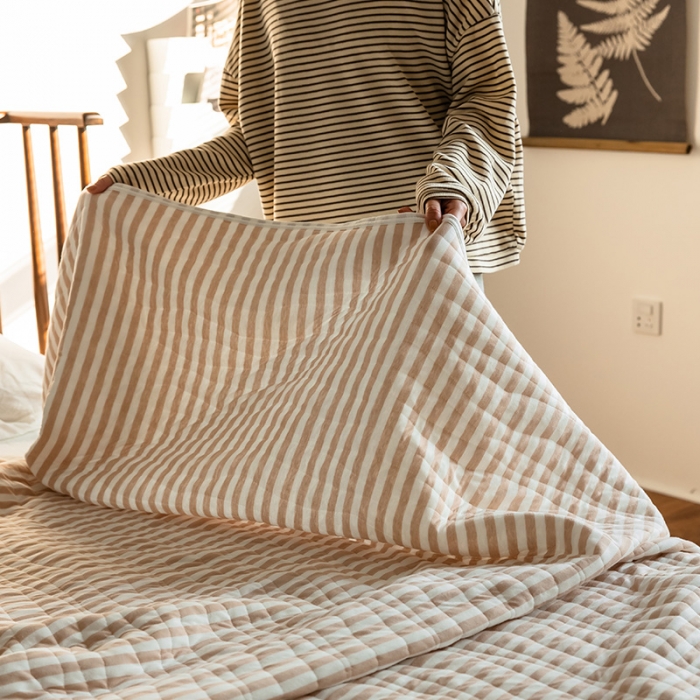 91家纺网 家纺一手货源 找家纺 新款 全棉针织棉夏被 天竺棉夏凉被 浅咖条纹