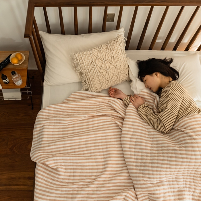 91家纺网 家纺一手货源 找家纺 新款 全棉针织棉夏被 天竺棉夏凉被 浅咖条纹