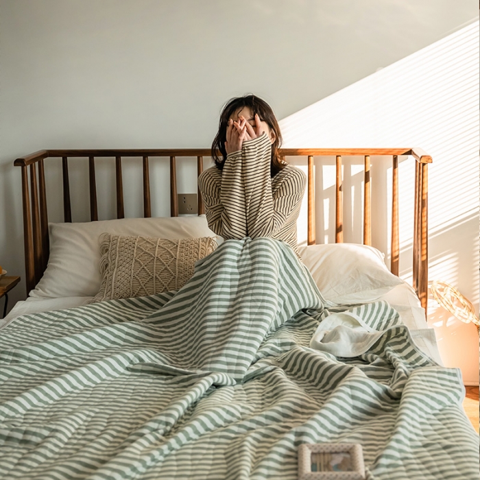 91家纺网 家纺一手货源 找家纺 新款 全棉针织棉夏被 天竺棉夏凉被 墨绿条纹