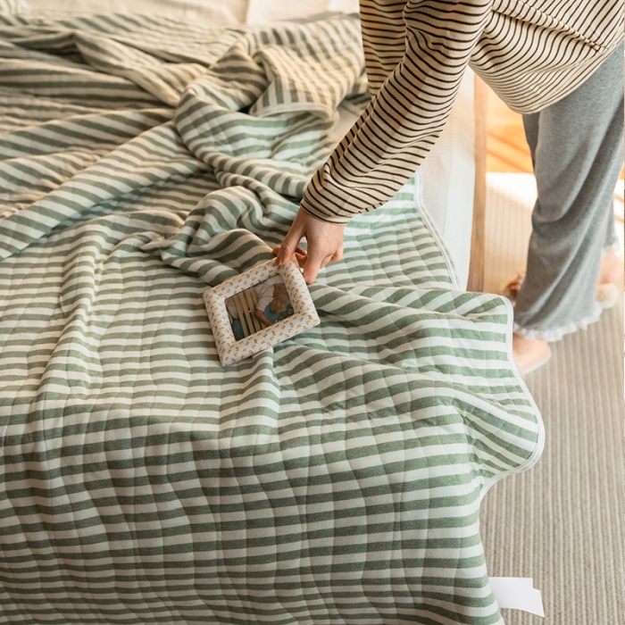 91家纺网 家纺一手货源 找家纺 新款 全棉针织棉夏被 天竺棉夏凉被 墨绿条纹