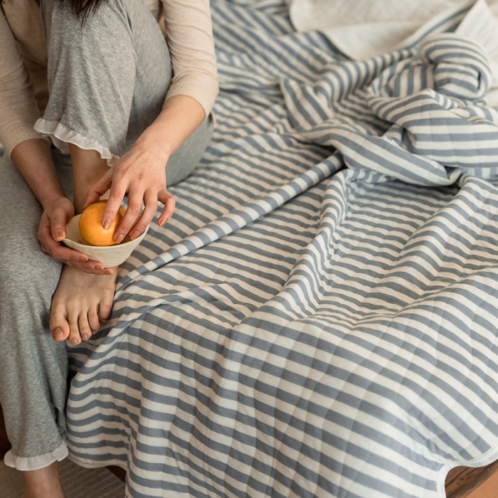 91家纺网 家纺一手货源 找家纺 新款 全棉针织棉夏被 天竺棉夏凉被 蓝色条纹